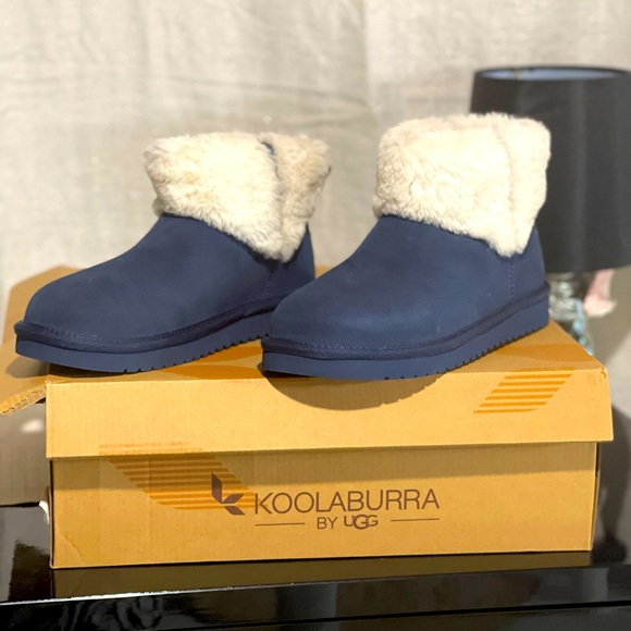 New WOMENS SIZE 6 INSIGNIA BLUE KOOLABURRA UGG AUBREI MINI SUEDE BOOTS - Picture 1 of 8